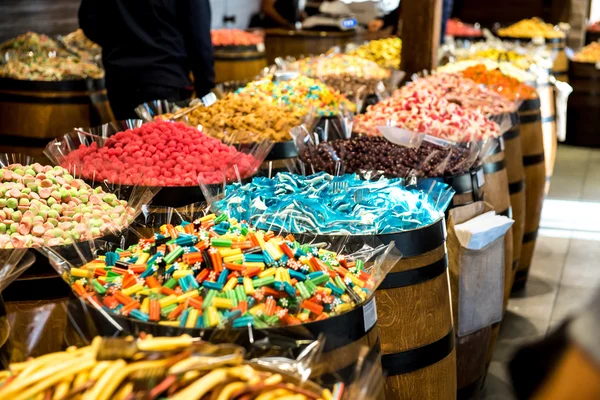 Doces cai doces em uma loja de doces — Fotografia de Stock