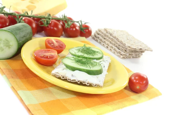 Knäckebröd met roomkaas en komkommer — Stockfoto