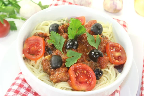 Spaghetti alla puttanesca s olivami — Stock fotografie