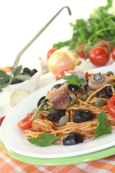 Spaghetti alla puttanesca with olives and anchovies — Stock Photo, Image