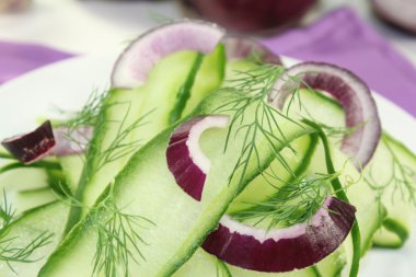Dereotlu salata.