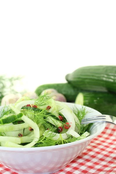 Pepino de espaguete com pimenta vermelha e cebolas — Fotografia de Stock