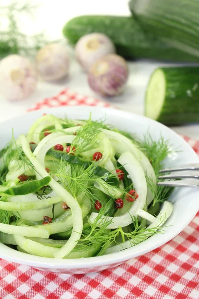 Pepino de espaguete com cebolas e endro — Fotografia de Stock