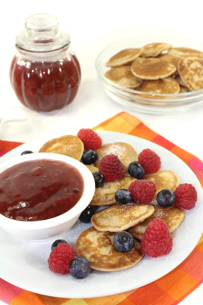 Poffertjes mit Beeren und Gelee — Stockfoto