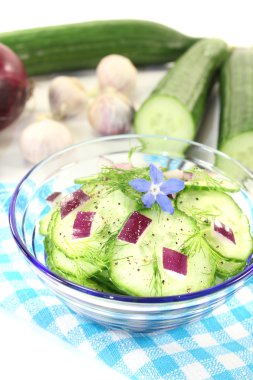 Hodan çiçeği ile salatalık salatası