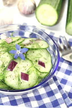 Salatalık salatası soğan ve hodan çiçeği