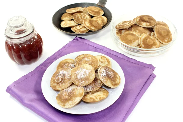 Poffertjes com açúcar em pó e geléia de frutas — Fotografia de Stock