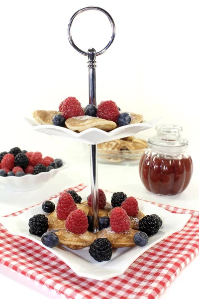 Poffertjes com amoras em uma banca de bolo — Fotografia de Stock