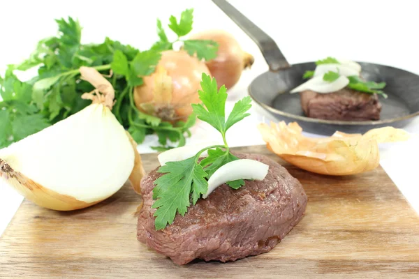 Bife de avestruz com cebola e salsa — Fotografia de Stock