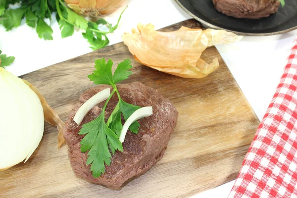 Pštrosí steaky s ostrými cibule — Stock fotografie