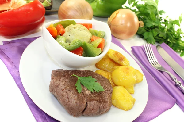 Filetes de avestruz con patatas al horno —  Fotos de Stock