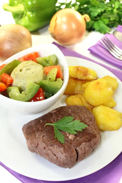 Filete de avestruz con patatas crujientes horneadas —  Fotos de Stock