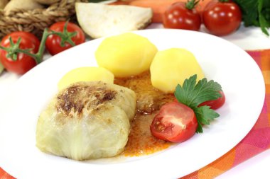 Patates ve et suyu ile lahana dolması