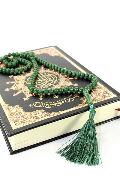 Коран с четками — стоковое фото