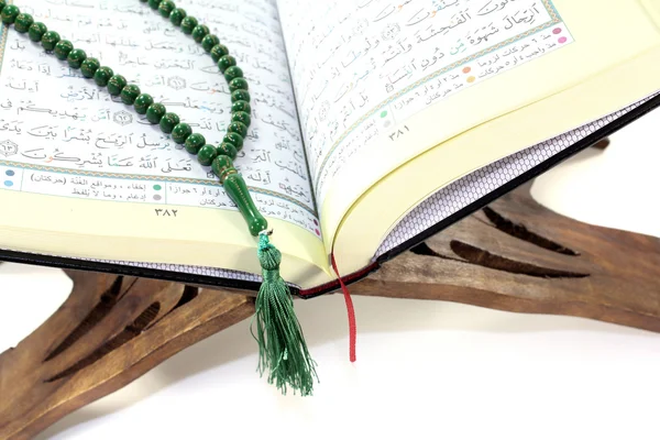 Debout avec le Coran et le chapelet — Photo