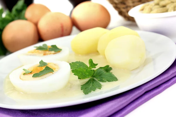 Senf-Eier mit Kartoffeln und glatter Petersilie — Stockfoto