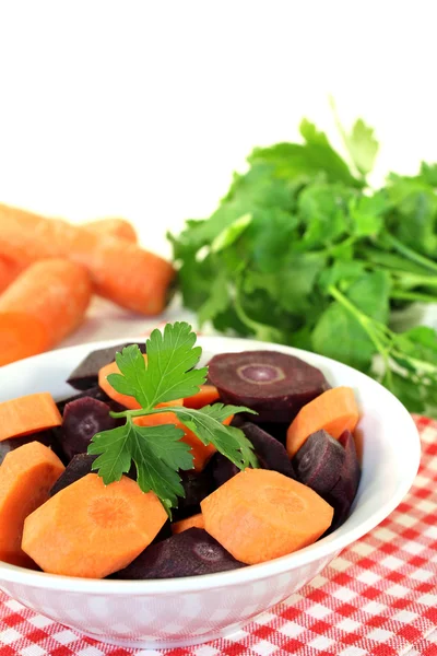 Оранжевая и фиолетовая морковь с зеленой петрушкой — стоковое фото