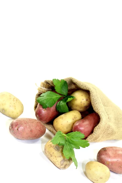 Gelbe und rote Kartoffeln im Sack — Stockfoto