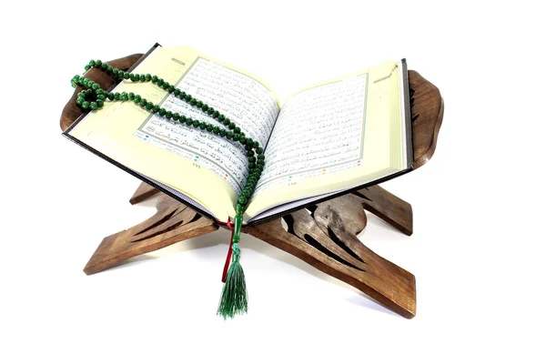 Staan met een geopende Quran en de rozenkrans — Stockfoto