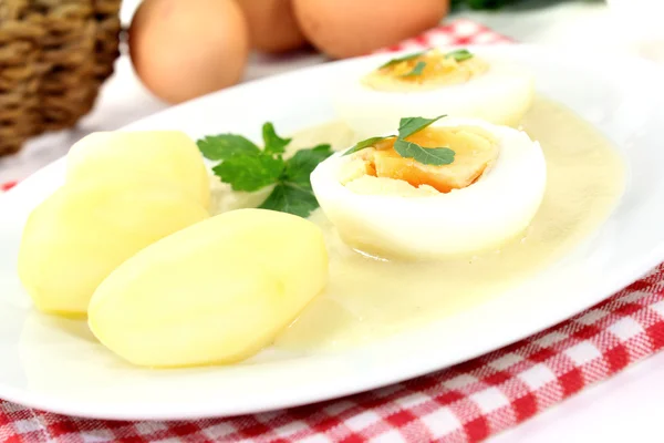 Горчичные яйца с вареной картошкой — стоковое фото