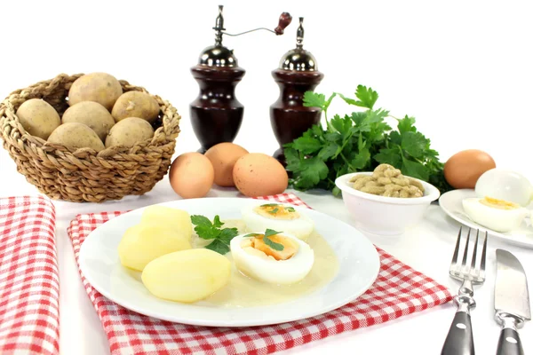 Mosterd eieren met aardappelen en peterselie — Stockfoto