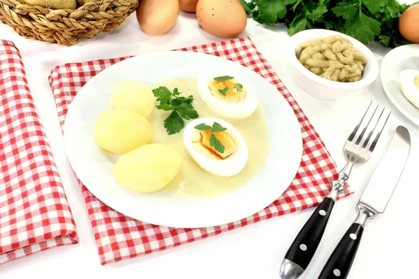 Mosterd eieren met aardappelen en soepele peterselie — Stockfoto
