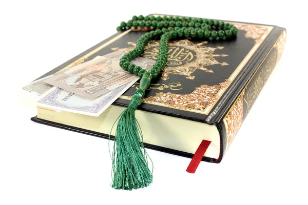 Коран с пакистанской валютой — стоковое фото