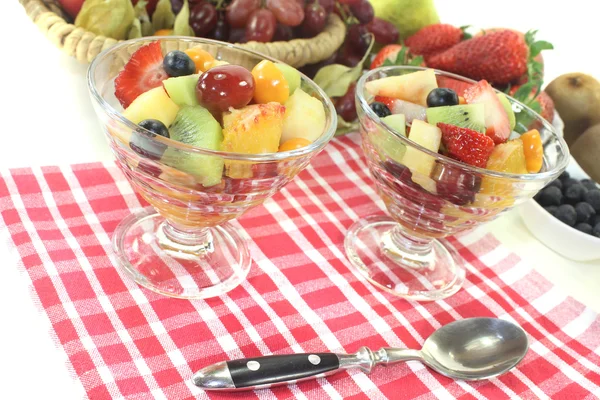 체크 무늬 냅킨에 그릇에 과일 샐러드 — 스톡 사진