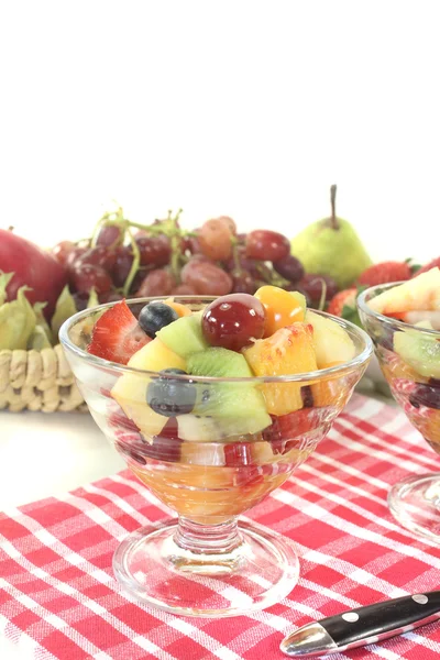 Fruitsalade op een servet — Stockfoto