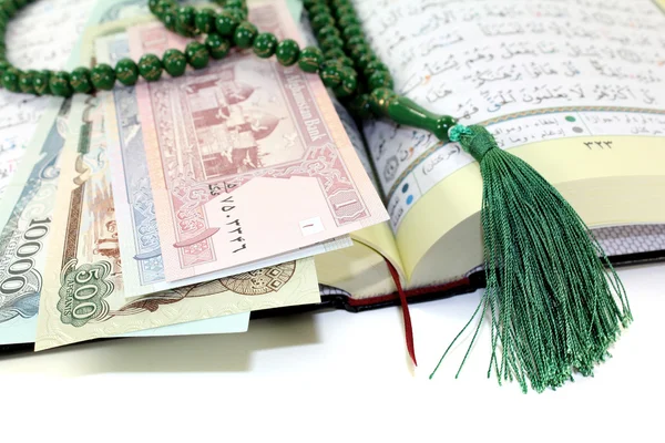 Vispad Koranen med afghanistanischer valuta — Stockfoto