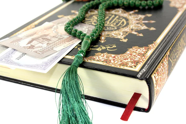 抨击古兰经 》 与巴基斯坦卢比 — 图库照片