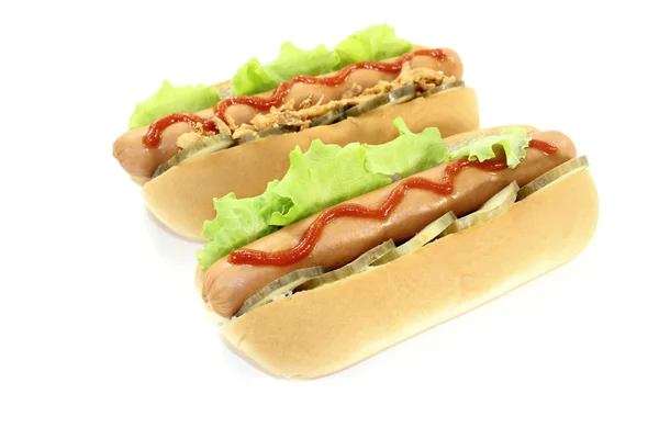 Hot dogs au ketchup, cornichons et oignons frits — Photo