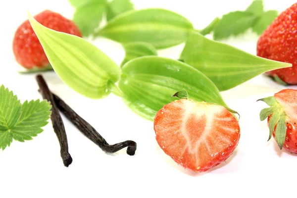 Vanilla leaves with juicy strawberries — Stock Photo, Image