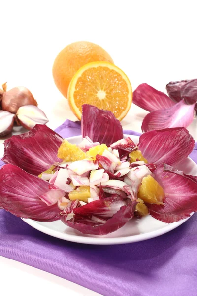 Ensalada de achicoria con rodajas de naranja —  Fotos de Stock