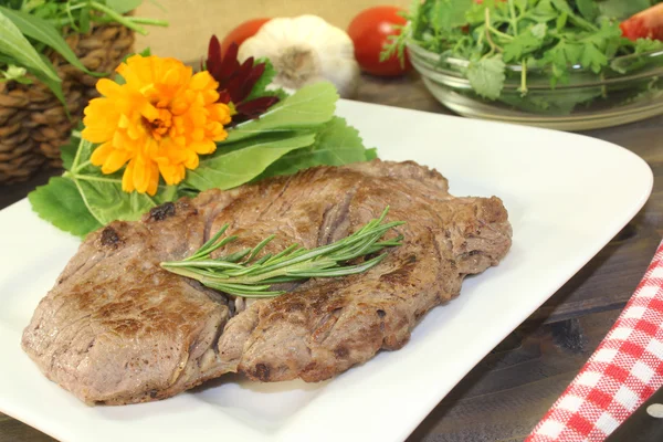 Frisches Entrecote und Wildkräutersalat — Stockfoto