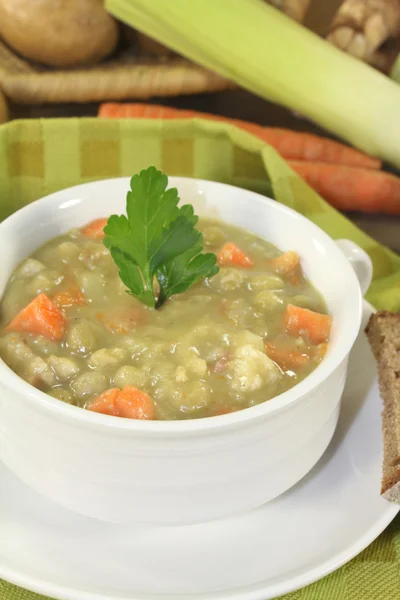 Délicieuse soupe de pois copieux au persil — Photo