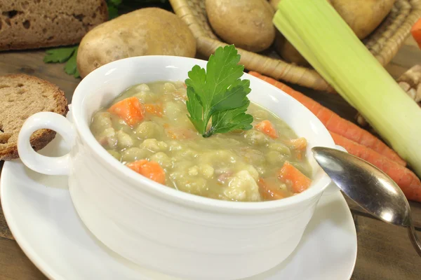 Сытный гороховый суп с петрушкой — стоковое фото