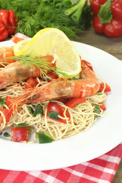 Langostinos con fideos Mie con eneldo — Foto de Stock