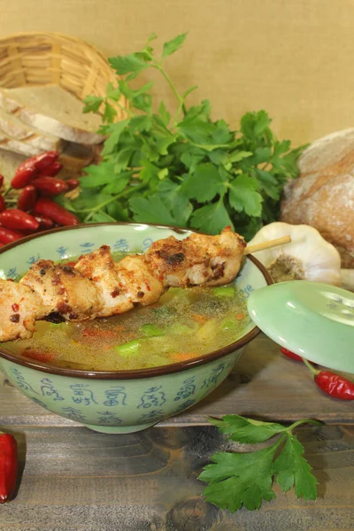 Pollo consomé con brochetas de pollo y verduras — Foto de Stock