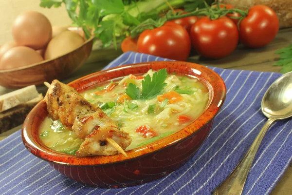 Zuppa di pollo con spiedini di pollo, pane e tagliatelle — Foto Stock