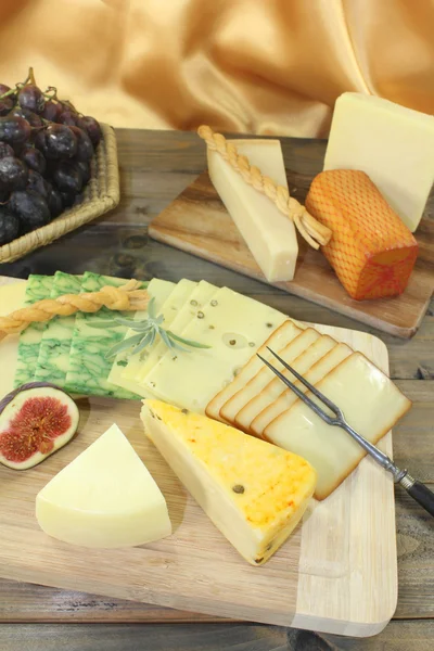 Fatias de queijo com uvas e figos — Fotografia de Stock