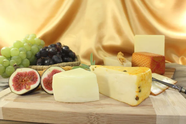 Slices of cheese with figs — Stock Photo, Image