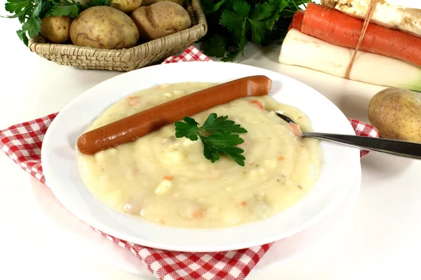 Картофельный суп с сосисками и овощами — стоковое фото