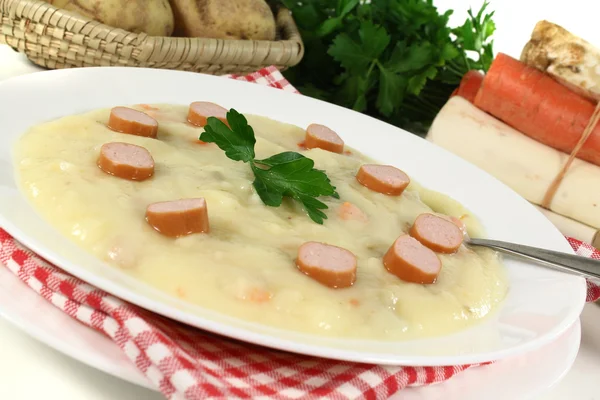 Картофельный суп с сосисками — стоковое фото