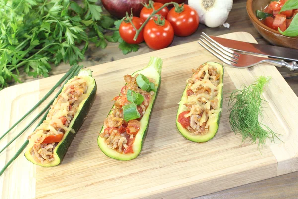 Gefüllte Zucchini mit Hackfleisch Stockfoto