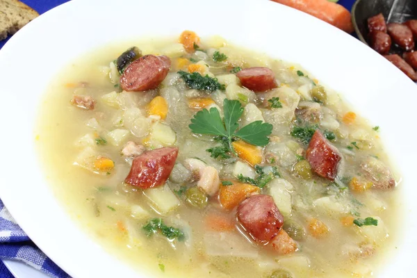 Heiße herzhafte Kohlsuppe mit Mettwurst lizenzfreie Stockfotos