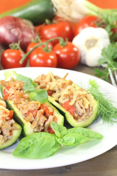 Fyllda zucchini med köttfärs och ost Royaltyfria Stockbilder