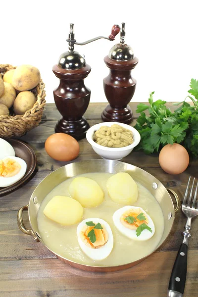 소스와 감자와 함께 신선한 예리한 겨자 달걀 — 스톡 사진