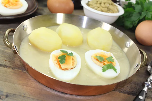 Ovos de mostarda frescos com molho e batatas — Fotografia de Stock