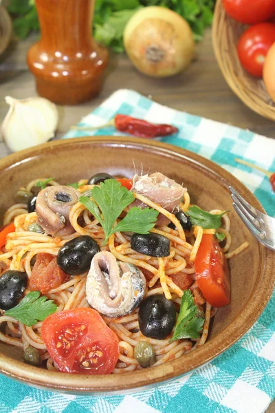 Spaghetti alla puttanesca s olivami a ančovičkami — Stock fotografie